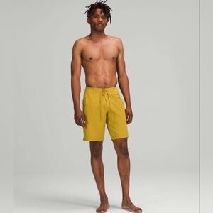 Lululemon Current State Board Short 9" size 38 in EUC missing zipper pull